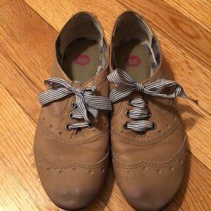 Tan Oxford shoes with striped ribbon